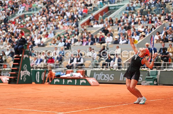 Diana Shnaider serves v Aryna Sabalenka French Open Paris 2026