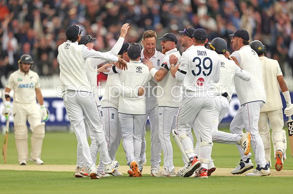 Ollie Robinson England celebrates Rachin Ravindra wicket Lord's 2026