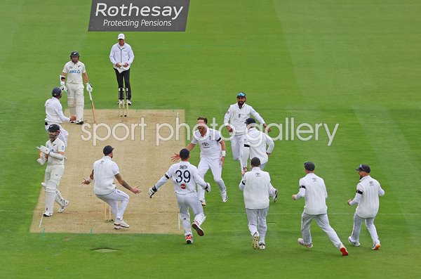 Ollie Robinson England celebrates Kane Williamson wicket Lord's 2026