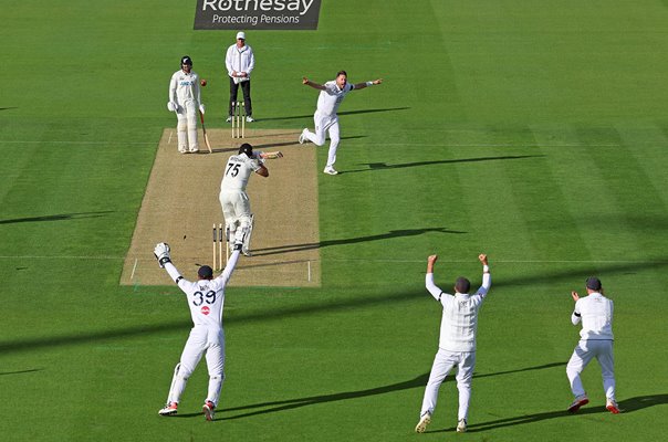 Ollie Robinson England celebrates Daryl Mitchell New Zealand wicket Lord's 2026