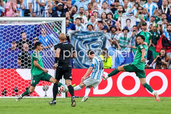Lionel Messi Argentina scores first goal past Luca Zidane Algeria World Cup 2026 Kansas.