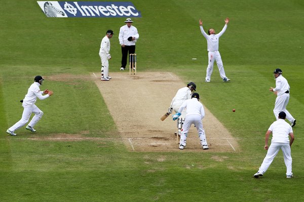 Graeme Swann bowls Ross Taylor Headingley 2013