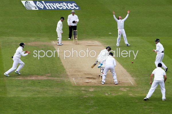 Graeme Swann bowls Ross Taylor Headingley 2013