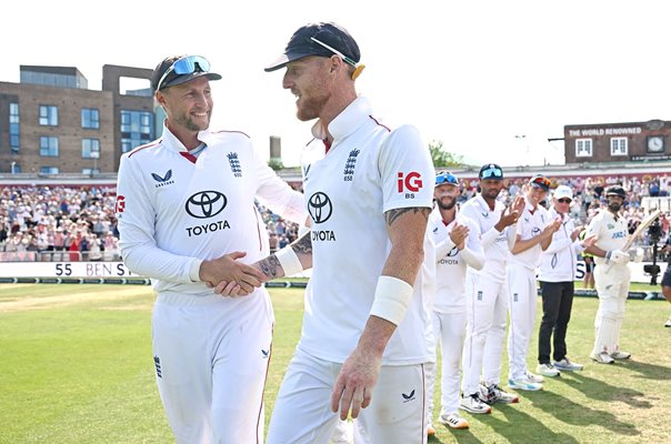 Joe Root greets Ben Stokes England guard of honour v New Zealand 2026