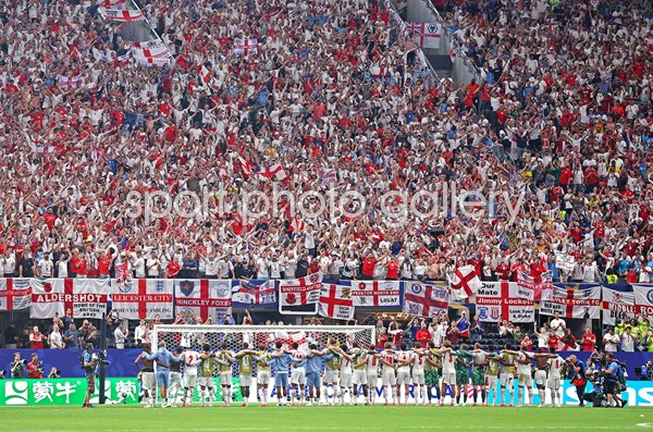 England players & fans celebrate win v Congo DR Last 32 Atlanta World Cup 2026