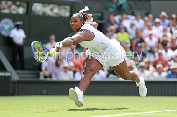 Taylor Townsend USA backhand v Iga Swiatek Wimbledon 2026