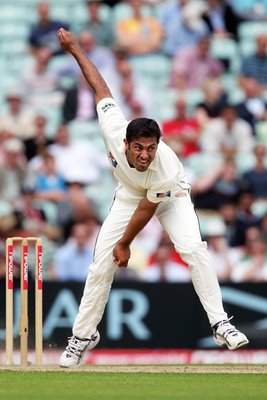 Wahab Riaz of Pakistan bowls v England 