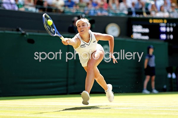 Linda Noskova Czechia forehand v Elise Mertens Belgium Wimbledon 2026