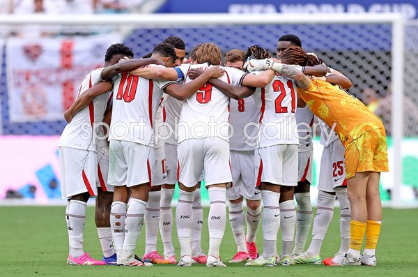 England team huddle v Norway quarter final Miami World Cup 2026