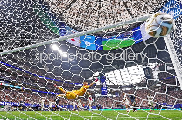 Enzo Fernandez Argentina scores v Jordan Pickford England semi final World Cup 2026