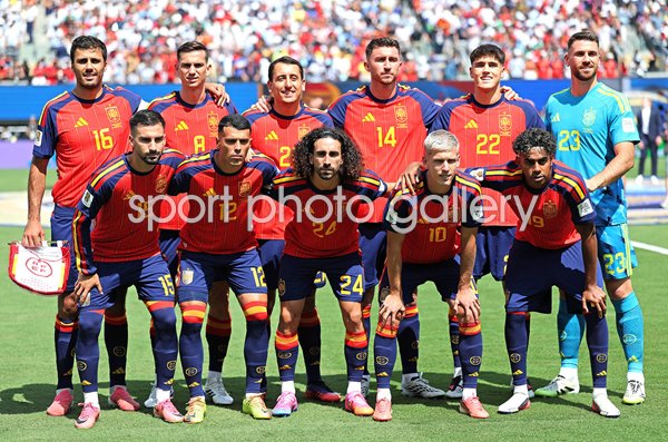 Spain players team photo v Argentina World Cup Final 2026