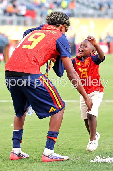 Lamine Yamal Spain celebrates with younger brother Keyne World Cup Final 2026