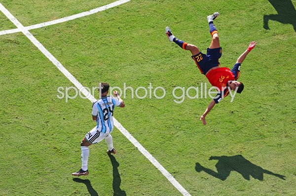 Enzo Fernandez Argentina sees red v Pau Cubarsi Spain World Cup Final 2026