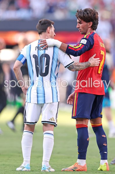 Lionel Messi Argentina congratulates Ferran Torres Spain World Cup Final 2026