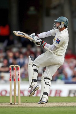 Azhar Ali of Pakistan hooks