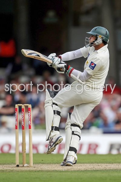 Azhar Ali of Pakistan hooks