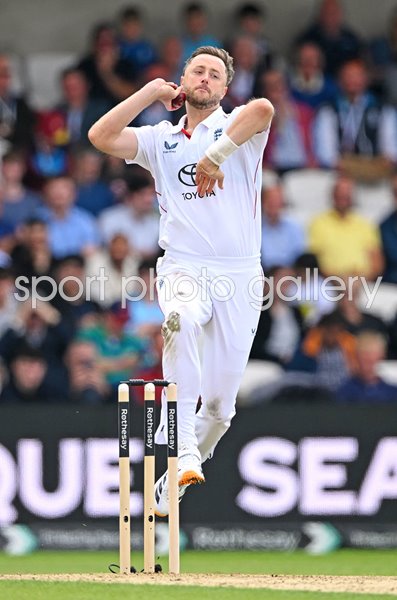 Ollie Robinson England bowls v Pakistan Headingley 2026