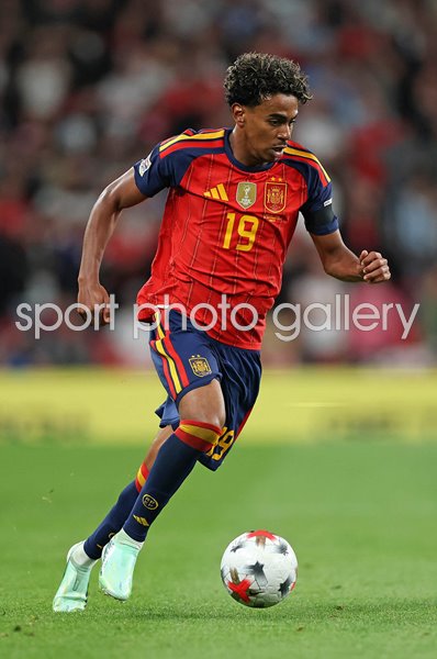 Lamine Yamal Spain on the ball v England Wembley Nations League 2026/27