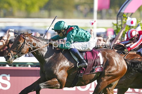 Mickaël Barzalona riding Daryz wins Prix de l'Arc de Triomphe Longchamp 2026