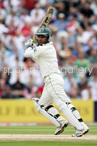 Imran Farhat of Pakistan hits out v England
