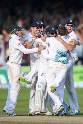 Graeme Swann and England celebrates Lord's win Ashes 2013