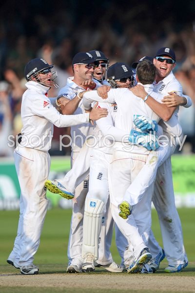 Graeme Swann and England celebrates Lord's win Ashes 2013