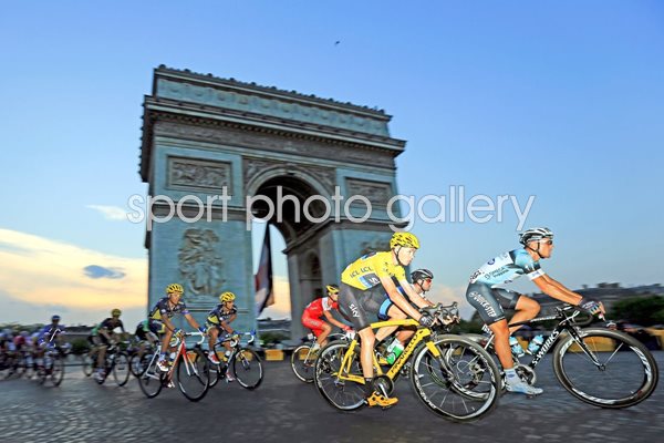 Chris Froomer passes the Arc d'Triomphe Paris Tour 2013