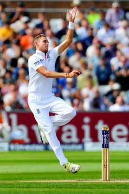 Stuart Broad England bowls 4th Ashes Test 2013