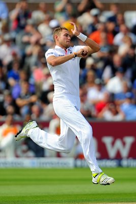 Stuart Broad England bowls 4th Ashes Test 2013