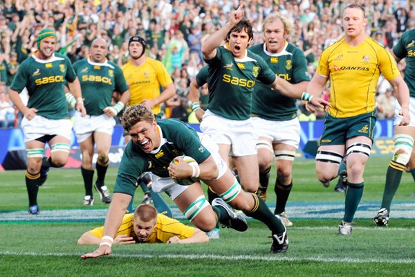 juan Smith of South Africa scores v Australia