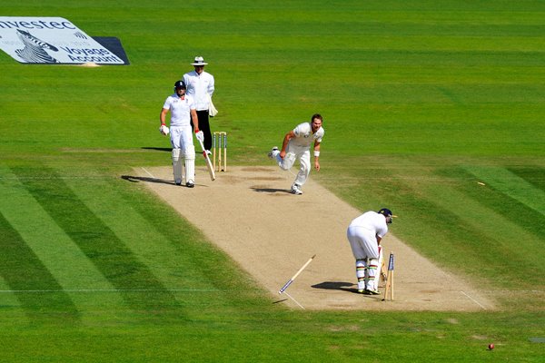 Ryan Harris Australia bowls Ian Bell Old Trafford 2013