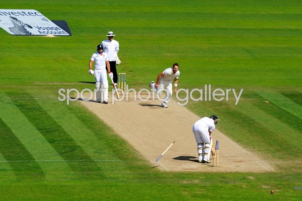 Ryan Harris Australia bowls Ian Bell Old Trafford 2013