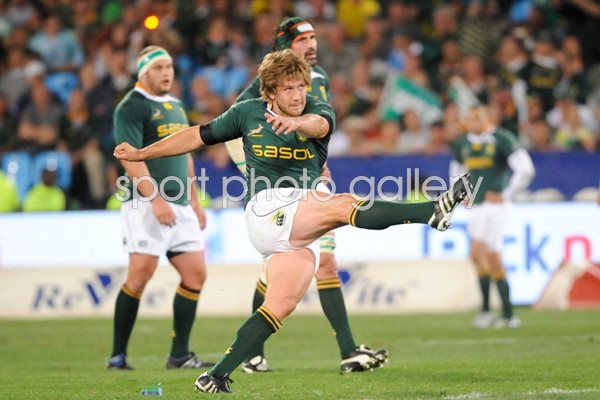 Francois Steyn kicks for South Africa v Australia