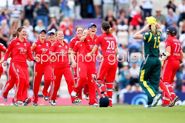 Charlotte Edwards & England celebrate Ashes Series win 2013