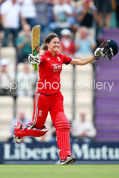 Lydia Greenway celebrates England Ashes win 2013