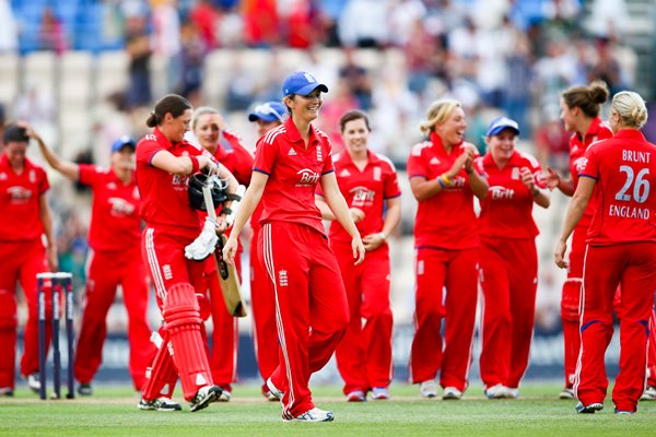 Charlotte Edwards & England celebrate Ashes Series win 2013