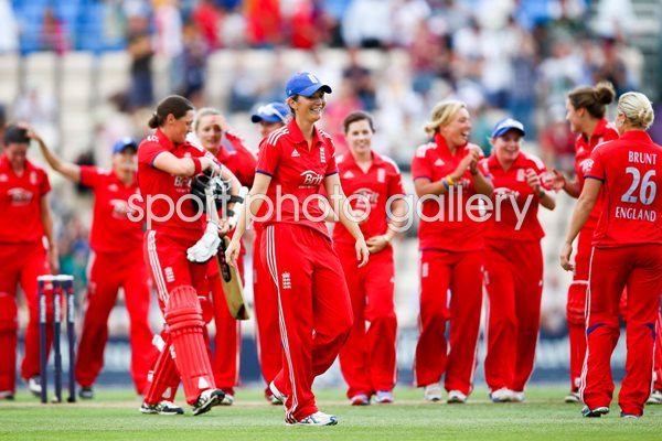 Charlotte Edwards & England celebrate Ashes Series win 2013