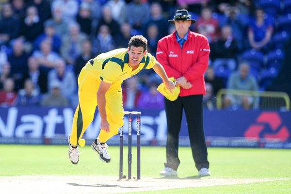 Clint McKay Australia bowls v England ODI 2013