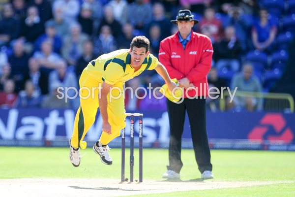 Clint McKay Australia bowls v England ODI 2013