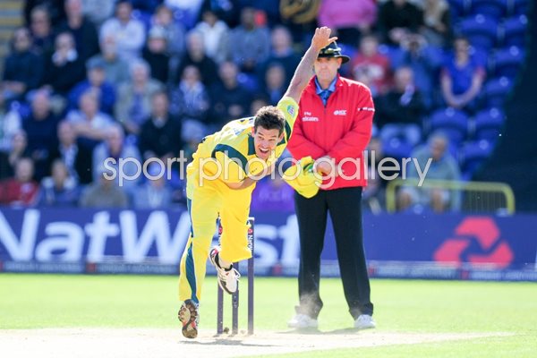 Clint McKay Australia bowls v England ODI 2013