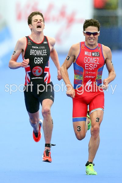 Javier Gomez beats Jonny Brownlee World Triathlon London 2013