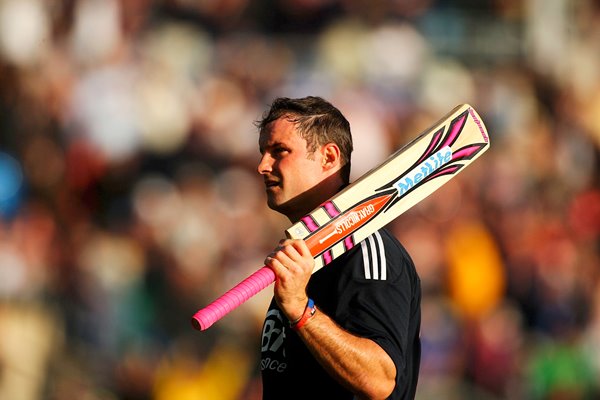 Andrew Strauss salutes applause for 126 at Leeds