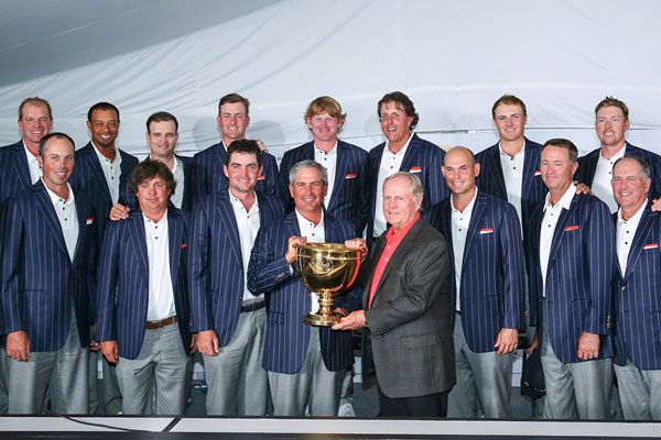 Jack Nicklaus presents Presidents Cup to Fred Couples 2013