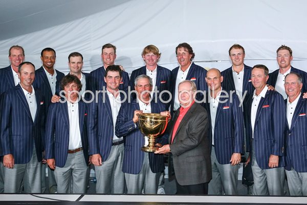 Jack Nicklaus presents Presidents Cup to Fred Couples 2013