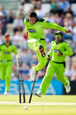 Shoaib Akhtar demolishes Trott's wickets