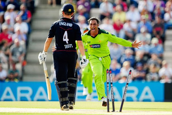 Shoaib Akhtar celebrates Trott wicket