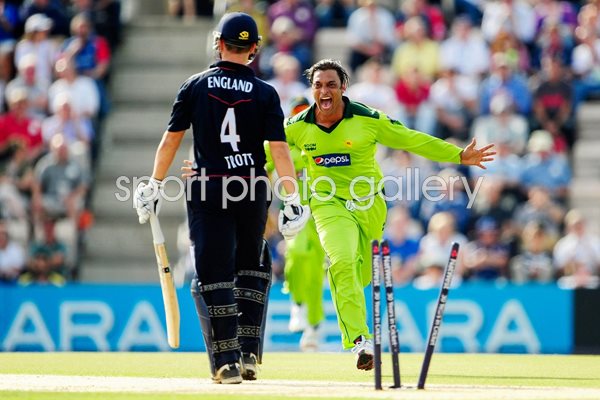 Shoaib Akhtar celebrates Trott wicket