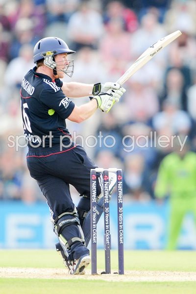 Eoin Morgan action v Pakistan at the Rose Bowl