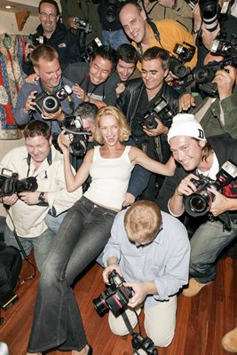 Uma Thurman with paparazzi