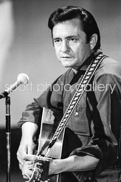 Johnny Cash plays on 'Johnny Cash Show'